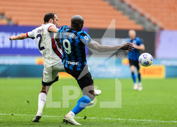 2021-04-11 - Romelu Lukaku of FC Internazionale fights for the ball against Diego Godin of Cagliari Calcio during the Serie A 2020/21 football match between FC Internazionale vs Cagliari Calcio at the Giuseppe Meazza Stadium, Milan, Italy on April 11, 2021 - Photo FCI / Fabrizio Carabelli - INTER - FC INTERNAZIONALE VS CAGLIARI CALCIO - ITALIAN SERIE A - SOCCER