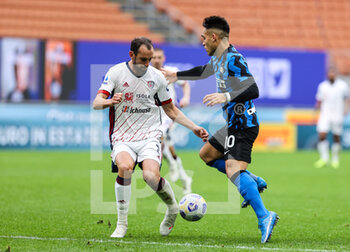 2021-04-11 - Lautaro Martínez of FC Internazionale fights for the ball against Diego Godin of Cagliari Calcio during the Serie A 2020/21 football match between FC Internazionale vs Cagliari Calcio at the Giuseppe Meazza Stadium, Milan, Italy on April 11, 2021 - Photo FCI / Fabrizio Carabelli - INTER - FC INTERNAZIONALE VS CAGLIARI CALCIO - ITALIAN SERIE A - SOCCER