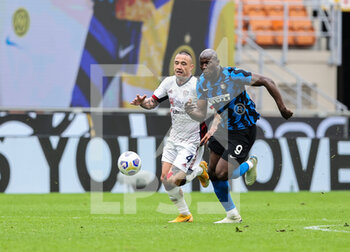 2021-04-11 - Romelu Lukaku of FC Internazionale fights for the ball against Radja Nainggolan of Cagliari Calcio during the Serie A 2020/21 football match between FC Internazionale vs Cagliari Calcio at the Giuseppe Meazza Stadium, Milan, Italy on April 11, 2021 - Photo FCI / Fabrizio Carabelli - INTER - FC INTERNAZIONALE VS CAGLIARI CALCIO - ITALIAN SERIE A - SOCCER