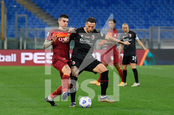 2021-04-11 - Jerdy Schouten of Bologna FC and Gianluca Mancini of AS Roma seen in action during the Italian Football Championship League A 2020/2021 match between AS Roma vs Bologna FC at the Olimpic Stadium in Rome. - AS ROMA VS BOLOGNA FC - ITALIAN SERIE A - SOCCER