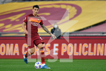 2021-04-11 - Roger Ibanez of AS Roma seen in action during the Italian Football Championship League A 2020/2021 match between AS Roma vs Bologna FC at the Olimpic Stadium in Rome. - AS ROMA VS BOLOGNA FC - ITALIAN SERIE A - SOCCER