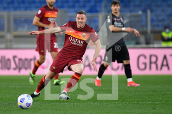 2021-04-11 - Jordan Veretout of AS Roma seen in action during the Italian Football Championship League A 2020/2021 match between AS Roma vs Bologna FC at the Olimpic Stadium in Rome. - AS ROMA VS BOLOGNA FC - ITALIAN SERIE A - SOCCER