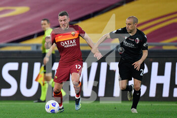 2021-04-11 - Jordan Veretout of AS Roma and Rodrigo Palacio of Bologna FC seen in action during the Italian Football Championship League A 2020/2021 match between AS Roma vs Bologna FC at the Olimpic Stadium in Rome. - AS ROMA VS BOLOGNA FC - ITALIAN SERIE A - SOCCER