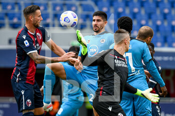 2021-04-18 - Martin Erlic (Spezia) tries to score a goal - BOLOGNA FC VS SPEZIA CALCIO - ITALIAN SERIE A - SOCCER