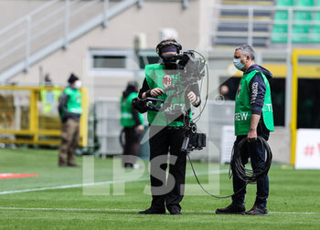 2021-04-18 - Cameramen television during the Serie A 2020/21 football match between AC Milan vs Genoa CFC at the Giuseppe Meazza Stadium, Milan, Italy on April 18, 2021 - Photo FCI / Fabrizio Carabelli - AC MILAN VS GENOA CFC - ITALIAN SERIE A - SOCCER
