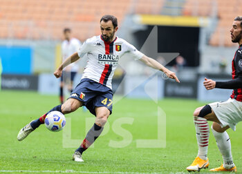 2021-04-18 - Milan Badelj of Genoa CFC in action during the Serie A 2020/21 football match between AC Milan vs Genoa CFC at the Giuseppe Meazza Stadium, Milan, Italy on April 18, 2021 - Photo FCI / Fabrizio Carabelli - AC MILAN VS GENOA CFC - ITALIAN SERIE A - SOCCER