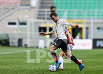 2021-04-18 - Kevin Strootman of Genoa CFC in action during the Serie A 2020/21 football match between AC Milan vs Genoa CFC at the Giuseppe Meazza Stadium, Milan, Italy on April 18, 2021 - Photo FCI / Fabrizio Carabelli - AC MILAN VS GENOA CFC - ITALIAN SERIE A - SOCCER