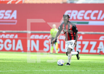 2021-04-18 - Franck Kessie of AC Milan in action during the Serie A 2020/21 football match between AC Milan vs Genoa CFC at the Giuseppe Meazza Stadium, Milan, Italy on April 18, 2021 - Photo FCI / Fabrizio Carabelli - AC MILAN VS GENOA CFC - ITALIAN SERIE A - SOCCER