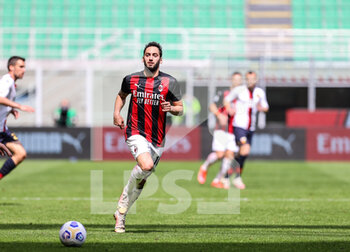 2021-04-18 - Hakan Calhanoglu of AC Milan in action during the Serie A 2020/21 football match between AC Milan vs Genoa CFC at the Giuseppe Meazza Stadium, Milan, Italy on April 18, 2021 - Photo FCI / Fabrizio Carabelli - AC MILAN VS GENOA CFC - ITALIAN SERIE A - SOCCER