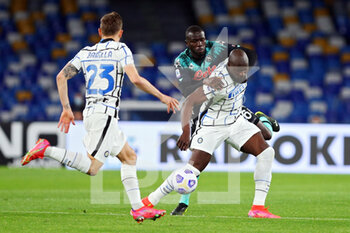 2021-04-18 - Kalidou Koulibaly of Napoli (C) vies for the ball with Romelu Lukaku of Internazionale (R) during the Italian championship Serie A football match between SSC Napoli and FC Internazionale on April 18, 2021 at Diego Armando Maradona Stadium in Naples, Italy - Photo Federico Proietti / DPPI - SSC NAPOLI VS INTER - FC INTERNAZIONALE - ITALIAN SERIE A - SOCCER