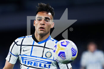 2021-04-18 - Lautaro Martinez of Internazionale in action during the Italian championship Serie A football match between SSC Napoli and FC Internazionale on April 18, 2021 at Diego Armando Maradona Stadium in Naples, Italy - Photo Federico Proietti / DPPI - SSC NAPOLI VS INTER - FC INTERNAZIONALE - ITALIAN SERIE A - SOCCER