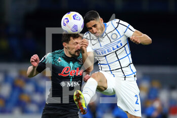 2021-04-18 - Mario Rui of Napoli (L) goes for a header with Achraf Hakimi of Internazionale (R) during the Italian championship Serie A football match between SSC Napoli and FC Internazionale on April 18, 2021 at Diego Armando Maradona Stadium in Naples, Italy - Photo Federico Proietti / DPPI - SSC NAPOLI VS INTER - FC INTERNAZIONALE - ITALIAN SERIE A - SOCCER