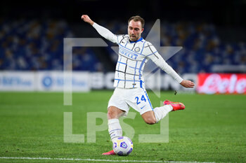 2021-04-18 - Christian Eriksen of Internazionale scores 1-1 goal during the Italian championship Serie A football match between SSC Napoli and FC Internazionale on April 18, 2021 at Diego Armando Maradona Stadium in Naples, Italy - Photo Federico Proietti / DPPI - SSC NAPOLI VS INTER - FC INTERNAZIONALE - ITALIAN SERIE A - SOCCER