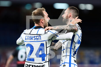 2021-04-18 - Christian Eriksen of Internazionale (L) celebrates with Marcelo Brozovic (R) after scoring 1-1 goal during the Italian championship Serie A football match between SSC Napoli and FC Internazionale on April 18, 2021 at Diego Armando Maradona Stadium in Naples, Italy - Photo Federico Proietti / DPPI - SSC NAPOLI VS INTER - FC INTERNAZIONALE - ITALIAN SERIE A - SOCCER