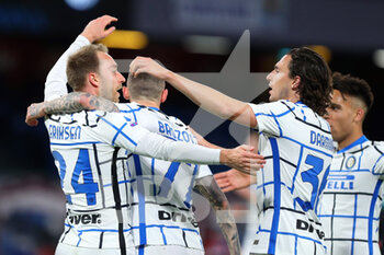 2021-04-18 - Christian Eriksen of Internazionale celebrates with his teammates after scoring 1-1 goal during the Italian championship Serie A football match between SSC Napoli and FC Internazionale on April 18, 2021 at Diego Armando Maradona Stadium in Naples, Italy - Photo Federico Proietti / DPPI - SSC NAPOLI VS INTER - FC INTERNAZIONALE - ITALIAN SERIE A - SOCCER