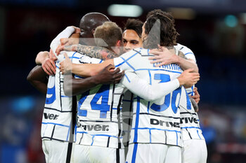 2021-04-18 - Christian Eriksen of Internazionale celebrates with his teammates after scoring 1-1 goal during the Italian championship Serie A football match between SSC Napoli and FC Internazionale on April 18, 2021 at Diego Armando Maradona Stadium in Naples, Italy - Photo Federico Proietti / DPPI - SSC NAPOLI VS INTER - FC INTERNAZIONALE - ITALIAN SERIE A - SOCCER