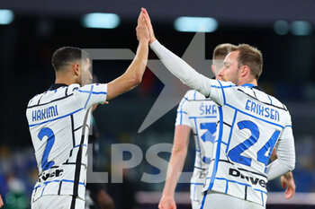 2021-04-18 - Christian Eriksen of Internazionale (R) celebrates with Achraf Hakimi (L) after scoring 1-1 goal during the Italian championship Serie A football match between SSC Napoli and FC Internazionale on April 18, 2021 at Diego Armando Maradona Stadium in Naples, Italy - Photo Federico Proietti / DPPI - SSC NAPOLI VS INTER - FC INTERNAZIONALE - ITALIAN SERIE A - SOCCER