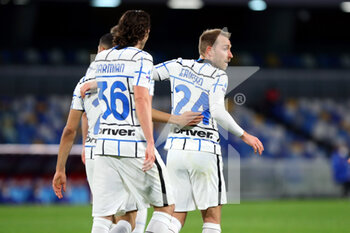 2021-04-18 - Christian Eriksen of Internazionale (R) celebrates with his teammates after scoring 1-1 goal during the Italian championship Serie A football match between SSC Napoli and FC Internazionale on April 18, 2021 at Diego Armando Maradona Stadium in Naples, Italy - Photo Federico Proietti / DPPI - SSC NAPOLI VS INTER - FC INTERNAZIONALE - ITALIAN SERIE A - SOCCER
