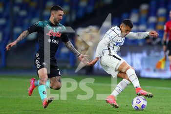 2021-04-18 - Matteo Politano of Napoli (L) vies for the ball with Alexis Sanchez of Internazionale (R) during the Italian championship Serie A football match between SSC Napoli and FC Internazionale on April 18, 2021 at Diego Armando Maradona Stadium in Naples, Italy - Photo Federico Proietti / DPPI - SSC NAPOLI VS INTER - FC INTERNAZIONALE - ITALIAN SERIE A - SOCCER