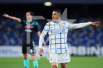 2021-04-18 - Alexis Sanchez of Internazionale (R) gestures during the Italian championship Serie A football match between SSC Napoli and FC Internazionale on April 18, 2021 at Diego Armando Maradona Stadium in Naples, Italy - Photo Federico Proietti / DPPI - SSC NAPOLI VS INTER - FC INTERNAZIONALE - ITALIAN SERIE A - SOCCER