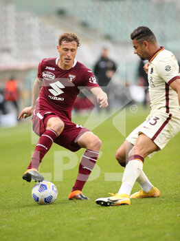 2021-04-18 - Mergim Vojdova (Torino FC) vs Bruno Peres (AS Roma) - TORINO FC VS AS ROMA - ITALIAN SERIE A - SOCCER