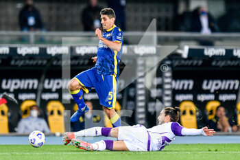 2021-04-20 - Foul of Marco Faraoni (Hellas Verona FC) of Martín Caceres (ACF Fiorentina) - HELLAS VERONA VS ACF FIORENTINA - ITALIAN SERIE A - SOCCER