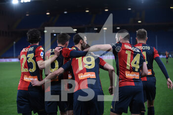 2021-04-21 - I giocatori del Genoa, festeggiano, Goran Pandev (Genoa) per aver realizzato la rete - GENOA CFC VS BENEVENTO CALCIO - ITALIAN SERIE A - SOCCER
