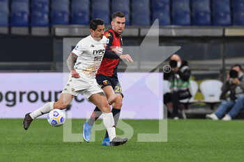 2021-04-21 - GIANLUCA LAPADULA (Benevento). Kevin Strootman (Genoa) - GENOA CFC VS BENEVENTO CALCIO - ITALIAN SERIE A - SOCCER