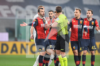 2021-04-21 - Proteste, giocatori Genoa, per la mancata concessione di un calcio di rigore - GENOA CFC VS BENEVENTO CALCIO - ITALIAN SERIE A - SOCCER