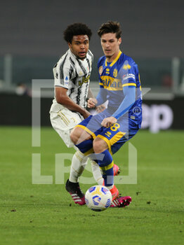 2021-04-21 - Dennis Man (Parma Calcio) vs Weston McKennie (Juventus FC) - JUVENTUS FC VS PARMA CALCIO - ITALIAN SERIE A - SOCCER
