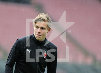 2021-04-21 - Jens Petter Hauge of AC Milan warms up during the Serie A 2020/21 football match between AC Milan vs US Sassuolo at Giuseppe Meazza Stadium, Milan, Italy on April 21, 2021 - Photo FCI / Fabrizio Carabelli - AC MILAN VS US SASSUOLO - ITALIAN SERIE A - SOCCER