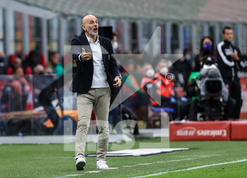 2021-04-21 - Head Coach of AC Milan Stefano Pioli reacts from the bench during the Serie A 2020/21 football match between AC Milan vs US Sassuolo at Giuseppe Meazza Stadium, Milan, Italy on April 21, 2021 - Photo FCI / Fabrizio Carabelli - AC MILAN VS US SASSUOLO - ITALIAN SERIE A - SOCCER