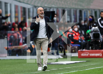 2021-04-21 - Head Coach of AC Milan Stefano Pioli shouts to his players during the Serie A 2020/21 football match between AC Milan vs US Sassuolo at Giuseppe Meazza Stadium, Milan, Italy on April 21, 2021 - Photo FCI / Fabrizio Carabelli - AC MILAN VS US SASSUOLO - ITALIAN SERIE A - SOCCER