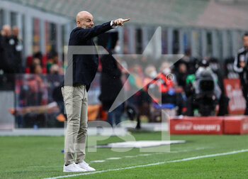 2021-04-21 - Head Coach of AC Milan Stefano Pioli shouts to his playersduring the Serie A 2020/21 football match between AC Milan vs US Sassuolo at Giuseppe Meazza Stadium, Milan, Italy on April 21, 2021 - Photo FCI / Fabrizio Carabelli - AC MILAN VS US SASSUOLO - ITALIAN SERIE A - SOCCER