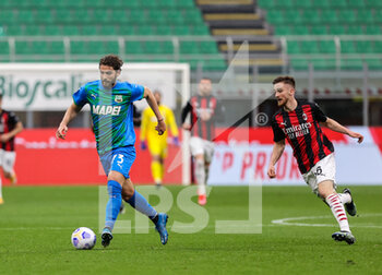 2021-04-21 - Manuel Locatelli of US Sassuolo and Alexis Saelemaekers of AC Milan in action during the Serie A 2020/21 football match between AC Milan vs US Sassuolo at Giuseppe Meazza Stadium, Milan, Italy on April 21, 2021 - Photo FCI / Fabrizio Carabelli - AC MILAN VS US SASSUOLO - ITALIAN SERIE A - SOCCER