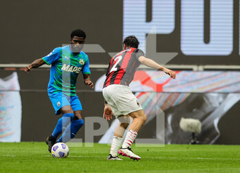 2021-04-21 - Jeremie Boga of US Sassuolo fights for the ball against Davide Calabria of AC Milan during the Serie A 2020/21 football match between AC Milan vs US Sassuolo at Giuseppe Meazza Stadium, Milan, Italy on April 21, 2021 - Photo FCI / Fabrizio Carabelli - AC MILAN VS US SASSUOLO - ITALIAN SERIE A - SOCCER