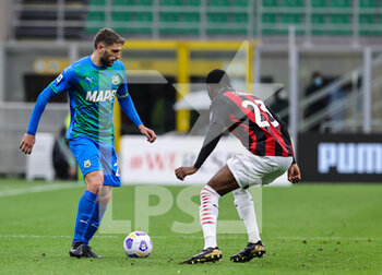 2021-04-21 - Domenico Berardi of US Sassuolo fights for the ball against Fikayo Tomori of AC Milan during the Serie A 2020/21 football match between AC Milan vs US Sassuolo at Giuseppe Meazza Stadium, Milan, Italy on April 21, 2021 - Photo FCI / Fabrizio Carabelli - AC MILAN VS US SASSUOLO - ITALIAN SERIE A - SOCCER