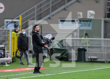 2021-04-21 - Head Coach of of US Sassuolo Roberto De Zerbi reacts from the bench during the Serie A 2020/21 football match between AC Milan vs US Sassuolo at Giuseppe Meazza Stadium, Milan, Italy on April 21, 2021 - Photo FCI / Fabrizio Carabelli - AC MILAN VS US SASSUOLO - ITALIAN SERIE A - SOCCER