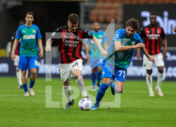 2021-04-21 - Alexis Saelemaekers of AC Milan fights for the ball against Manuel Locatelli of US Sassuolo during the Serie A 2020/21 football match between AC Milan vs US Sassuolo at Giuseppe Meazza Stadium, Milan, Italy on April 21, 2021 - Photo FCI / Fabrizio Carabelli - AC MILAN VS US SASSUOLO - ITALIAN SERIE A - SOCCER