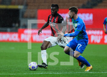 2021-04-21 - Franck Kessie of AC Milan fights for the ball against Georgios Kyriakopoulos of US Sassuolo during the Serie A 2020/21 football match between AC Milan vs US Sassuolo at Giuseppe Meazza Stadium, Milan, Italy on April 21, 2021 - Photo FCI / Fabrizio Carabelli - AC MILAN VS US SASSUOLO - ITALIAN SERIE A - SOCCER