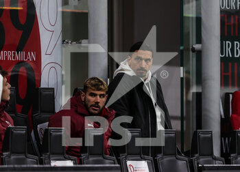 2021-04-21 - Zlatan Ibrahimovic of AC Milan reacts from the bench during the Serie A 2020/21 football match between AC Milan vs US Sassuolo at Giuseppe Meazza Stadium, Milan, Italy on April 21, 2021 - Photo FCI / Fabrizio Carabelli - AC MILAN VS US SASSUOLO - ITALIAN SERIE A - SOCCER