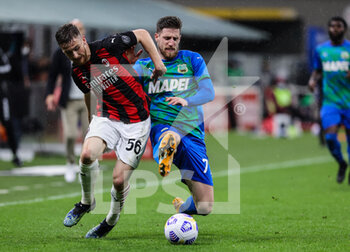 2021-04-21 - Alexis Saelemaekers of AC Milan fights for the ball against Georgios Kyriakopoulos of US Sassuolo during the Serie A 2020/21 football match between AC Milan vs US Sassuolo at Giuseppe Meazza Stadium, Milan, Italy on April 21, 2021 - Photo FCI / Fabrizio Carabelli - AC MILAN VS US SASSUOLO - ITALIAN SERIE A - SOCCER