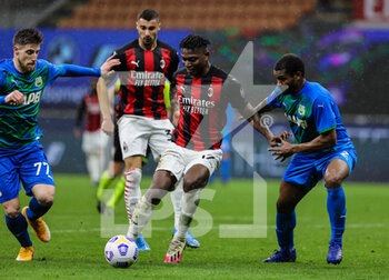 2021-04-21 - Rafael Leao of AC Milan fights for the ball against Georgios Kyriakopoulos of US Sassuolo and Marlon of US Sassuolo during the Serie A 2020/21 football match between AC Milan vs US Sassuolo at Giuseppe Meazza Stadium, Milan, Italy on April 21, 2021 - Photo FCI / Fabrizio Carabelli - AC MILAN VS US SASSUOLO - ITALIAN SERIE A - SOCCER