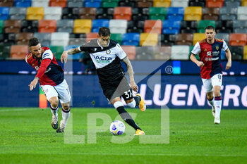 2021-04-21 - Roberto Pereyra (Udinese) in action against Nahitan Nandez (Cagliari) - UDINESE CALCIO VS CAGLIARI CALCIO - ITALIAN SERIE A - SOCCER