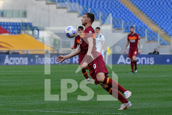 2021-04-22 - Edin Dzeko of AS Roma seen in action during the Italian Football Championship League A 2020/2021 match between AS Roma vs Atalanta at the Olimpic Stadium in Rome. - AS ROMA VS ATALANTA BC - ITALIAN SERIE A - SOCCER