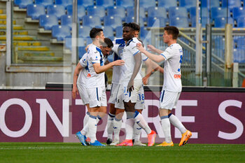 2021-04-22 - Atalanta players rejoice after the 1-0 goal seen in action during the Italian Football Championship League A 2020/2021 match between AS Roma vs Atalanta at the Olimpic Stadium in Rome. - AS ROMA VS ATALANTA BC - ITALIAN SERIE A - SOCCER