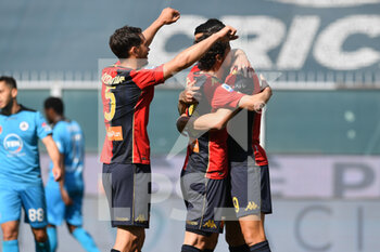 2021-04-24 - I giocatori del Genoa, esultano per la rete del mometaneo 1 a 0 di Gianluca Scamacca (Genoa) - GENOA CFC VS SPEZIA CALCIO - ITALIAN SERIE A - SOCCER