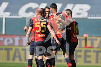 2021-04-24 - I giocatori del Genoa, esultano per la rete del mometaneo 1 a 0 di Gianluca Scamacca (Genoa) - GENOA CFC VS SPEZIA CALCIO - ITALIAN SERIE A - SOCCER