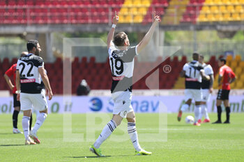 2021-04-25 - Jens Stryger Larsen (Udinese Calcio) esulta dopo aver messo a segno il goal del 1-3 - BENEVENTO VS UDINESE - ITALIAN SERIE A - SOCCER