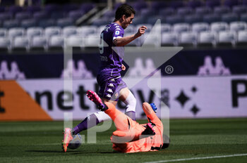 2021-04-25 - dusan Vlahovic of ACF Fiorentina in action against Wojciech Szczesny of Juventus FC - ACF FIORENTINA VS JUVENTUS FC - ITALIAN SERIE A - SOCCER